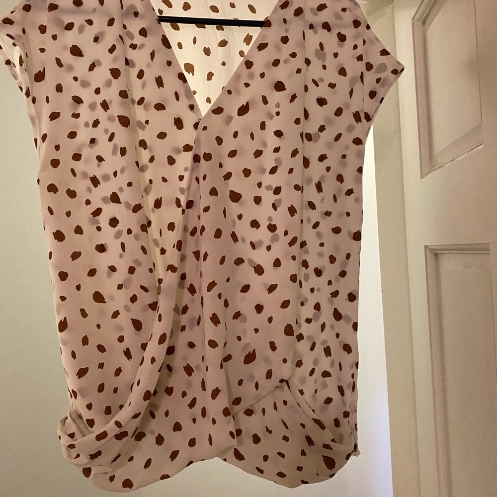 Lightweight flowing cross cross front top